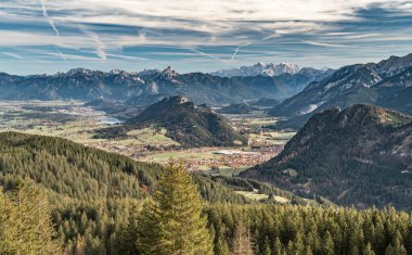 Allgaeu Alplerinde sakin sonbahar manzaraları arka planda Zugspitze zirvesi, Bavyera Alpleri, Almanya