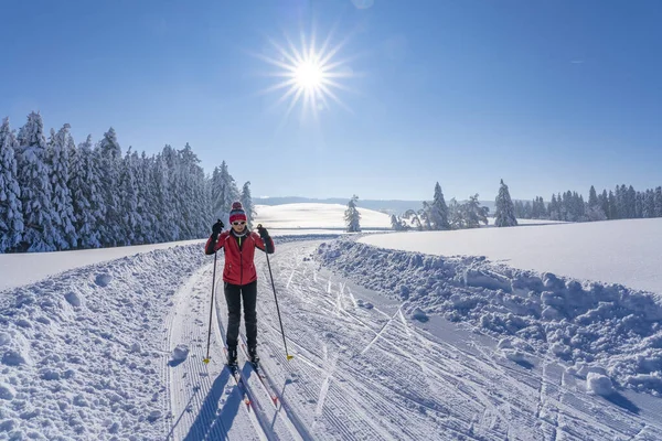 Hermosa Mujer Mayor Activa Esquí Fondo Nieve Fresca Caída Polvo — Foto de Stock