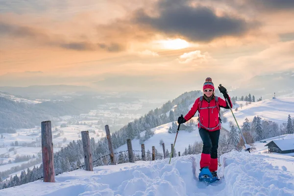 Ωραία Ενεργή Ηλικιωμένη Γυναίκα Snowshoeing Στις Άλπεις Allgaeu Κοντά Oberstaufen — Φωτογραφία Αρχείου