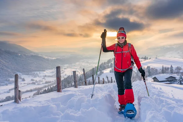 Ωραία Ενεργή Ηλικιωμένη Γυναίκα Snowshoeing Στις Άλπεις Allgaeu Κοντά Oberstaufen — Φωτογραφία Αρχείου