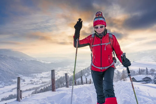 Agradable Mujer Mayor Activa Raquetas Nieve Los Alpes Allgaeu Cerca —  Fotos de Stock
