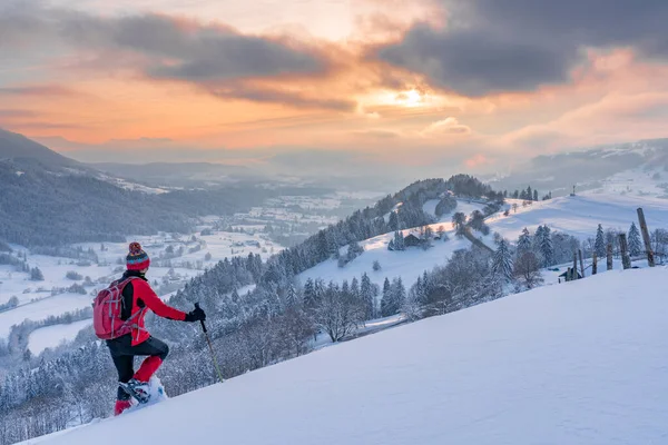 Ωραία Ενεργή Ηλικιωμένη Γυναίκα Snowshoeing Στις Άλπεις Allgaeu Κοντά Oberstaufen — Φωτογραφία Αρχείου