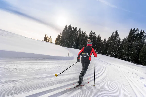 Όμορφη Ενεργό Ηλικιωμένη Γυναίκα Cross Country Σκι Φρέσκο Χιόνι Σκόνη — Φωτογραφία Αρχείου