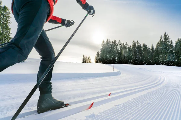 Όμορφη Ενεργό Ηλικιωμένη Γυναίκα Cross Country Σκι Φρέσκο Χιόνι Σκόνη — Φωτογραφία Αρχείου