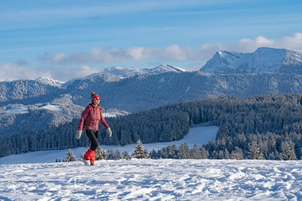Agradável Mulher Idosa Ativa Caminhadas Nos Alpes Allgaeu Nevado Perto — Fotografia de Stock