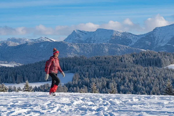Agradável Mulher Idosa Ativa Caminhadas Nos Alpes Allgaeu Nevado Perto — Fotografia de Stock