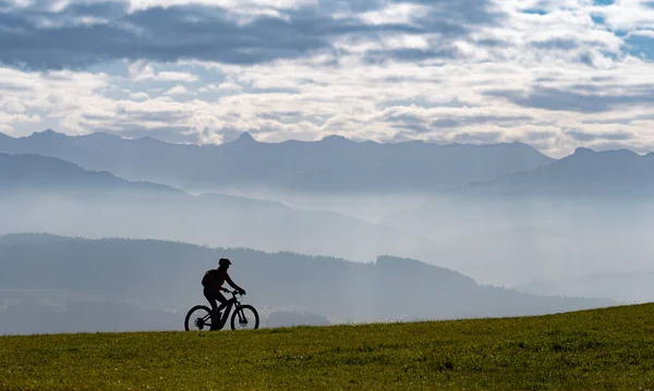 Mulher Como Silhueta Montando Sua Bicicleta Montanha Elétrica Nos Alpes — Fotografia de Stock