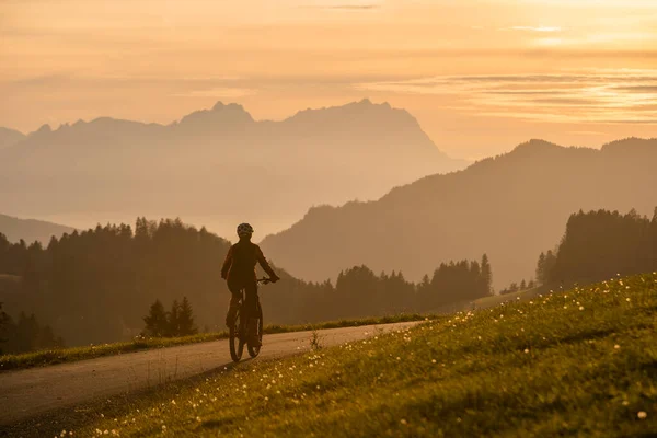 Aktif Bir Kadın Gün Batımında Elektrikli Dağ Bisikletini Sürüyor Saentis — Stok fotoğraf