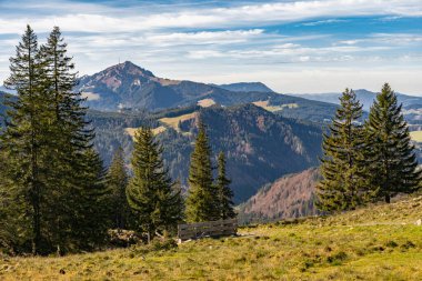 Allgaeu Alplerinde sakin sonbahar manzaraları arka planda Zugspitze zirvesi, Bavyera Alpleri, Almanya