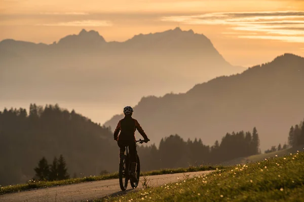 Active Woman Riding Her Electric Mountain Bike Sunset Front Awesome — Stock Photo, Image