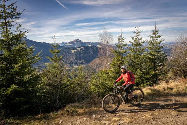 Mulher Sênior Bonita Montando Sua Bicicleta Montanha Elétrica Nas Montanhas — Fotografia de Stock