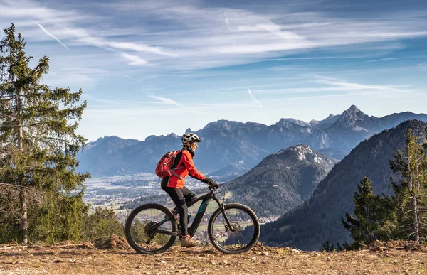 Pretty Senior Woman Riding Her Electric Mountain Bike Mountains East — Stock Photo, Image