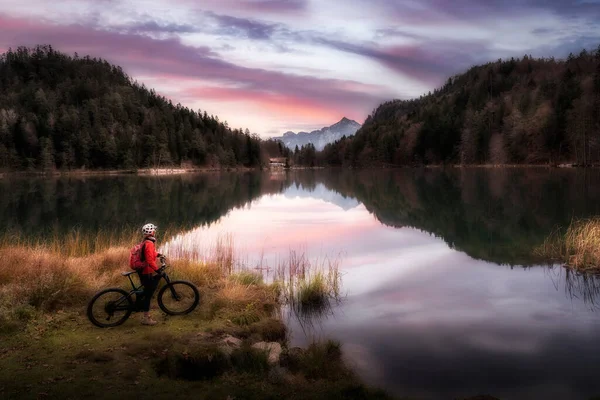 Mulher Com Mountain Bike Desfrutando Nascer Sol Sobre Lago Alatsee — Fotografia de Stock