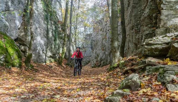 Simpatica Donna Anziana Attiva Sella Alla Sua Mountain Bike Elettrica — Foto Stock