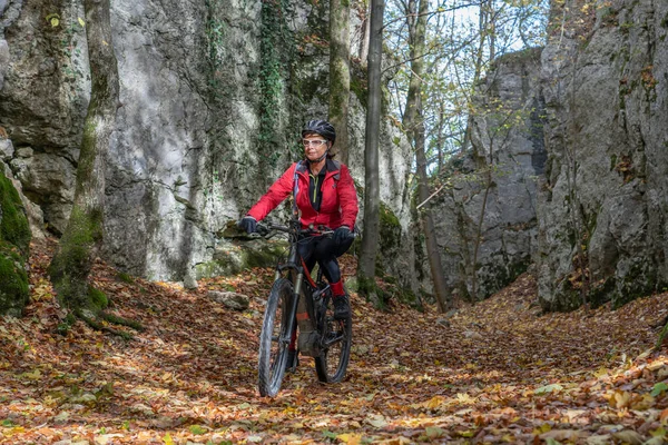 Simpática Mulher Idosa Ativa Montando Sua Mountain Bike Elétrica Nas — Fotografia de Stock