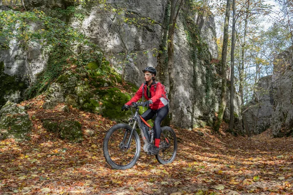 Simpática Mulher Idosa Ativa Montando Sua Mountain Bike Elétrica Nas — Fotografia de Stock