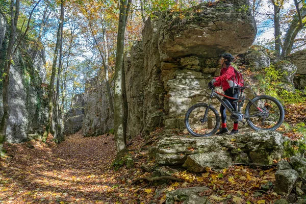 Simpática Mulher Idosa Ativa Montando Sua Mountain Bike Elétrica Nas — Fotografia de Stock