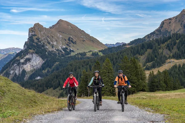 Tre Glada Äldre Vuxna Rida Sina Mountainbikes Höst Atmosfären Bregenz — Stockfoto