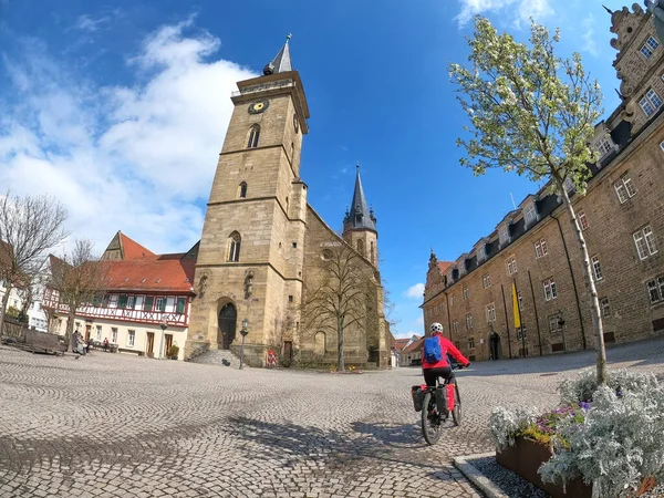 ヒンゲン ドイツのバーデン ヴュルテンベルク州 ヒンゲンのダウンタウンの自転車ツアーの女性は その有名な古い教会と市場の場所と — ストック写真