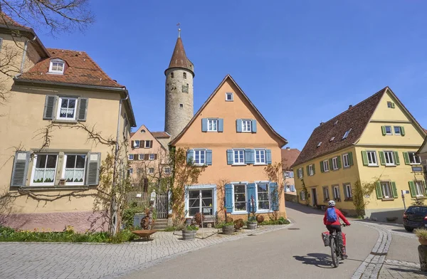 キルヒベルク ジャグスト バーデン ヴュルテンベルク州 ドイツ 自転車ツアーの女性ヒンゲンの混乱の町で その有名なルネサンス様式の住居城や絵のような古い家と — ストック写真