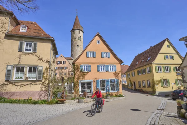 キルヒベルク ジャグスト バーデン ヴュルテンベルク州 ドイツ 自転車ツアーの女性ヒンゲンの混乱の町で その有名なルネサンス様式の住居城や絵のような古い家と — ストック写真