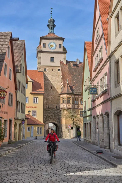 ローテンブルク タウバー バイエルン ドイツ ドイツで最も有名な中世都市の一つであるローテンブルクのダウンタウンでの自転車ツアーの女性 — ストック写真