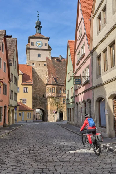 ローテンブルク タウバー バイエルン ドイツ ドイツで最も有名な中世都市の一つであるローテンブルクのダウンタウンでの自転車ツアーの女性 — ストック写真