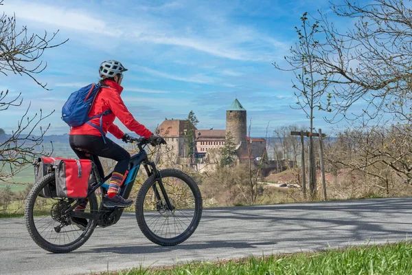 Agradable Mujer Ciudad Recorrido Bicicleta Famosa Ruta Alemana Castillos Frente — Foto de Stock