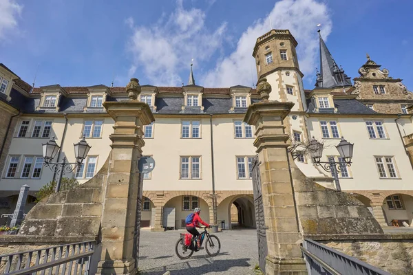 ヒンゲン ドイツのバーデン ヴュルテンベルク州 ヒンゲンのダウンタウンの自転車ツアーの女性は その有名なルネサンスの邸宅城と — ストック写真