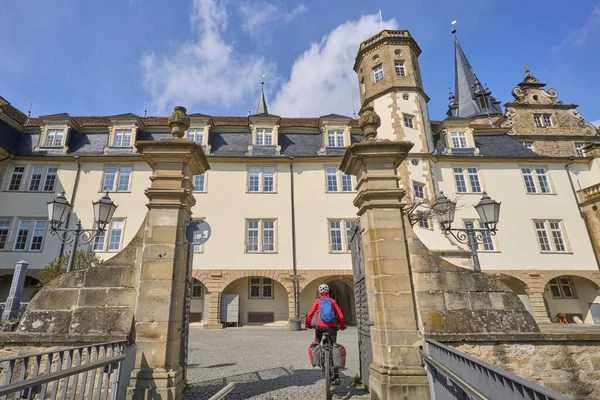 ヒンゲン ドイツのバーデン ヴュルテンベルク州 ヒンゲンのダウンタウンの自転車ツアーの女性は その有名なルネサンスの邸宅城と — ストック写真