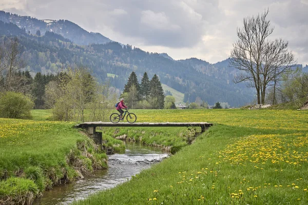 Pretty Senior Woman Riding Her Electric Mountain Bike Springtime Allgau — Foto de Stock