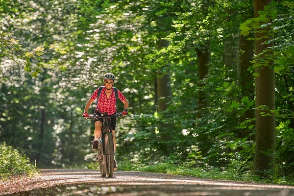 Mujer Mayor Activa Agradable Que Monta Bicicleta Montaña Eléctrica Bosque — Foto de Stock
