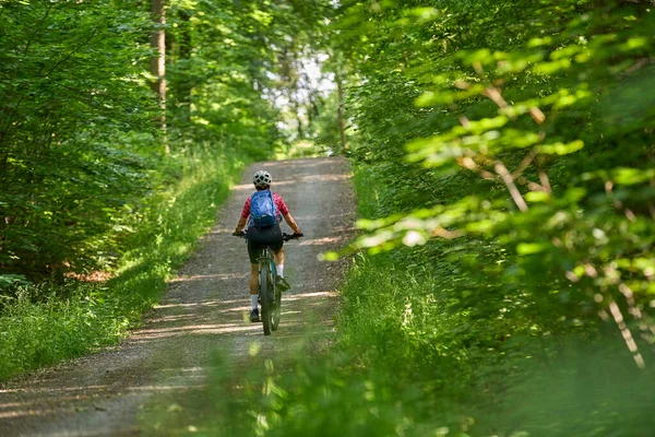 Szép Aktív Idős Lovaglás Elektromos Mountain Bike Zöld Városi Erdőben — Stock Fotó