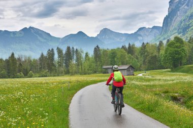 Bregenz Ormanı bisiklet yolundaki yaşlı kadın Hochtannberg Geçidi, Vorarlberg, Avusturya