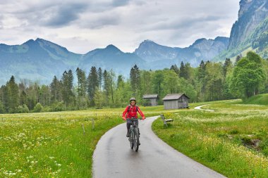 Bregenz Ormanı bisiklet yolundaki yaşlı kadın Hochtannberg Geçidi, Vorarlberg, Avusturya