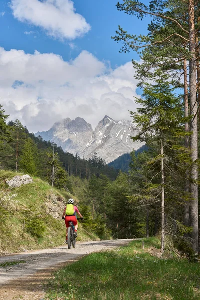 Trevlig Senior Kvinna Rider Sin Elektriska Mountainbike Lech Valley Bergen — Stockfoto