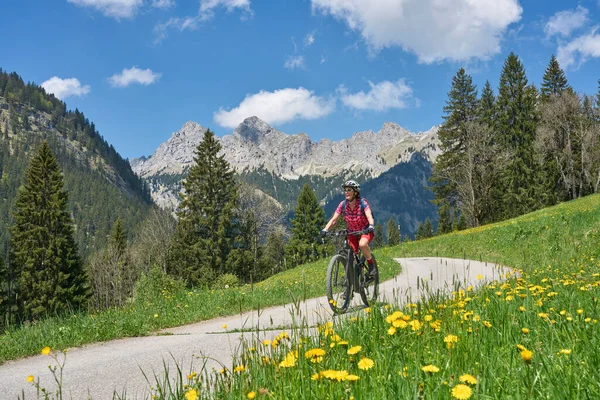 Mooie Seniorenvrouw Haar Elektrische Mountainbike Oude Gaicht Pass Weg Van — Stockfoto