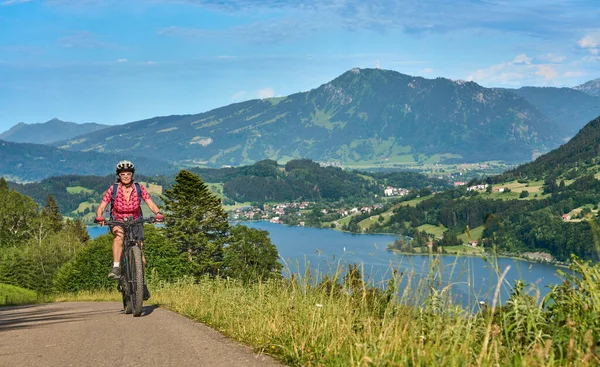 Hermosa Mujer Mayor Montando Bicicleta Montaña Eléctrica Las Montañas Sobre — Foto de Stock