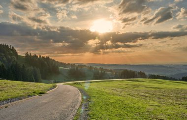 Günbatımında Allgaeu Alplerinde, Oberstaufen, Bavyera yakınlarındaki Allgaeu Alplerinde günbatımında atmosperik manzara, Alman
