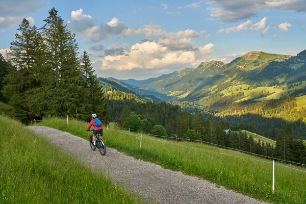 Mooie Oudere Vrouw Rijden Haar Elektrische Mountainbike Bergen Boven Oberstaufen — Stockfoto
