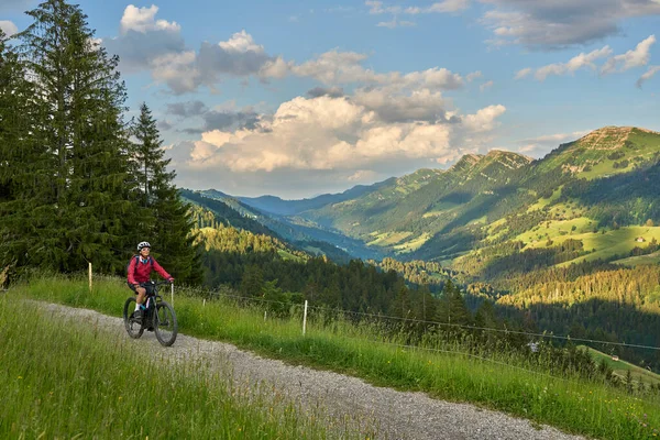 Hübsche Seniorin Mit Ihrem Elektro Mountainbike Auf Den Bergen Oberhalb — Stockfoto