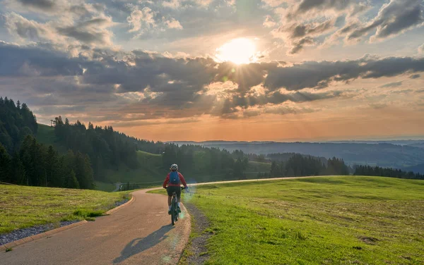 Donna Attiva Sella Alla Sua Mountain Bike Elettrica Tramonto Nelle — Foto Stock