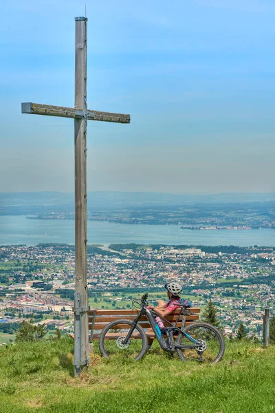 Szép Idős Lovaglás Elektromos Mountain Bike Bregenzer Wald Hegység Felett — Stock Fotó