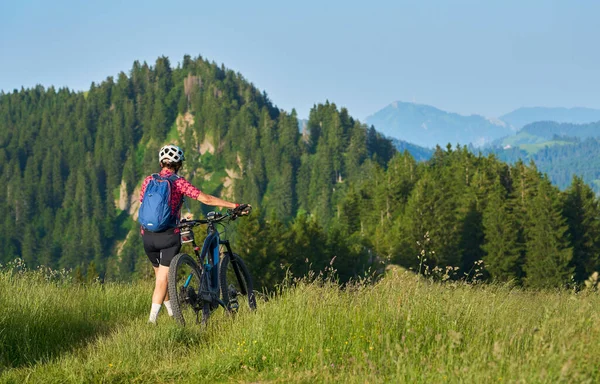 Pretty Senior Woman Riding Her Electric Mountain Bike Mountains Oberstaufen — Foto de Stock