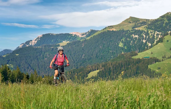 Mooie Oudere Vrouw Rijden Haar Elektrische Mountainbike Bergen Boven Oberstaufen — Stockfoto