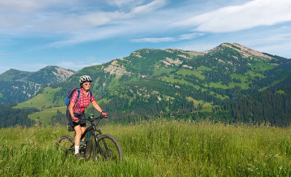 Hübsche Seniorin Mit Ihrem Elektro Mountainbike Auf Den Bergen Oberhalb — Stockfoto