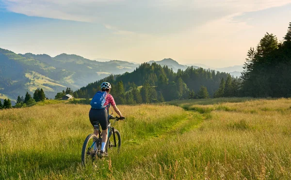 Csinos Idős Lovaglás Elektromos Mountain Bike Hegyekben Felett Oberstaufen Nagelfluh — Stock Fotó