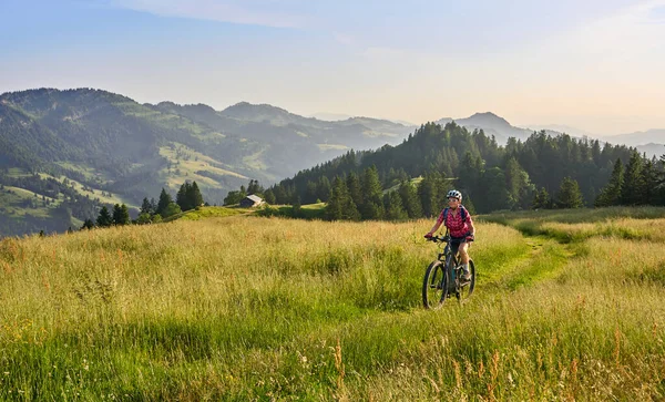 Hübsche Seniorin Mit Ihrem Elektro Mountainbike Auf Den Bergen Oberhalb — Stockfoto