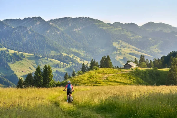 Hübsche Seniorin Mit Ihrem Elektro Mountainbike Auf Den Bergen Oberhalb — Stockfoto