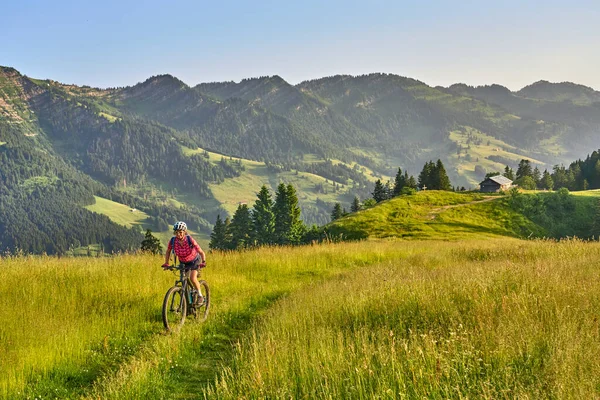 Pretty Senior Woman Riding Her Electric Mountain Bike Mountains Oberstaufen — Foto de Stock